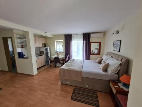 sypialnia z dużym łóżkiem i kuchnią w obiekcie Apartments Bosnjak w Szybeniku