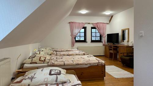 Stara KamienicaにあるIwenicaのベッドルーム1室(ベッド3台、デスク、テレビ付)