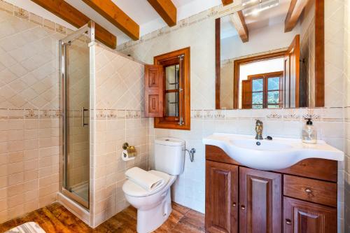 フォルナルッチにあるYupiHome Villa Floridaのバスルーム(トイレ、洗面台、シャワー付)