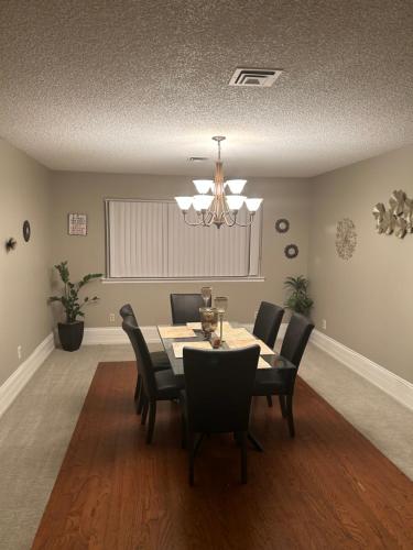 une salle à manger avec une table et des chaises noires dans l'établissement Luxury Home with private pool and full size basketball court, à Las Vegas