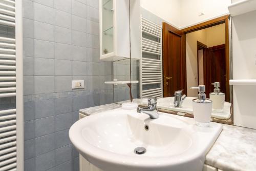 een badkamer met een witte wastafel en een spiegel bij Art Dreams Apartment Dimora Casanova in Venetië