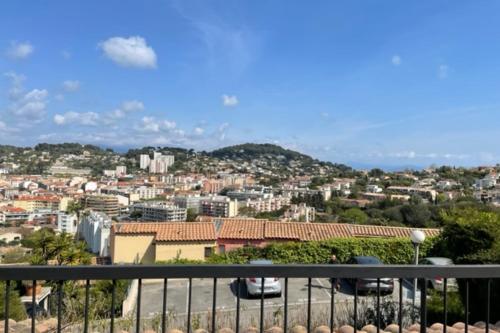 Fotografia z galérie ubytovania Lovely apartment with panoramic view of Vallauris v destinácii Vallauris