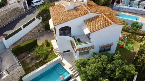 - une vue aérienne sur une maison avec une piscine dans l'établissement Excellent recently renovated villa in Torremuelle, à Torremuelle
