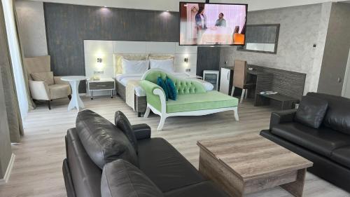 TV a/nebo společenská místnost v ubytování MOX Hotel Wellness & Spa