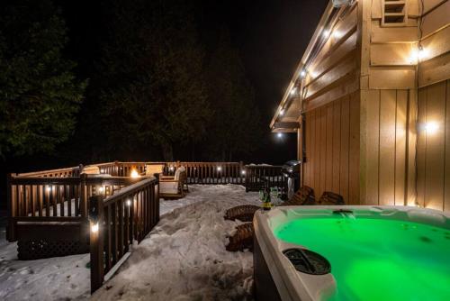 a snowy backyard with a hot tub in the snow at Red Rock Falls Cabin, 8 miles from Yosemite South Gate, with trailhead, Game Room and HotTub in Oakhurst