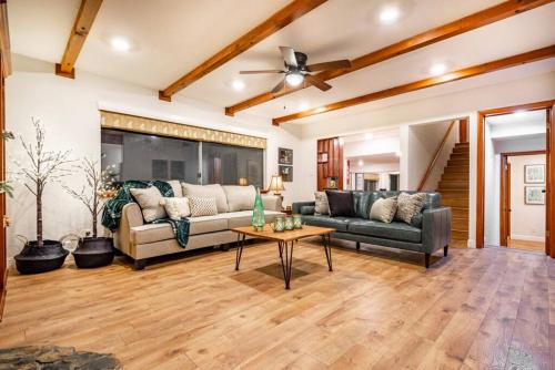 a living room with two couches and a table at Red Rock Falls Cabin, 8 miles from Yosemite South Gate, with trailhead, Game Room and HotTub in Oakhurst