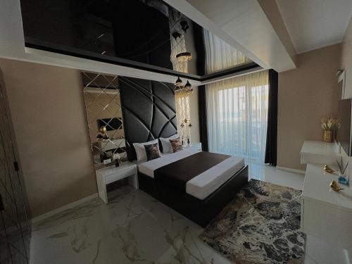 a bedroom with a large bed and a window at CSO Luxury Residence in Mamaia