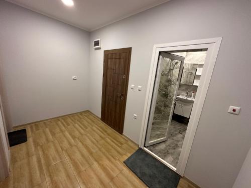 um quarto vazio com uma porta e um espelho em Utopia Apartment 1, by LMG em Hisarja