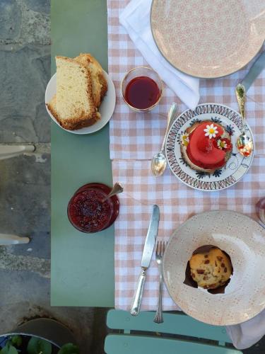 a table with plates of food on a table at Ti vengo a cercare B&B in Castellaro