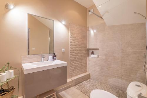 La salle de bains est pourvue d'un lavabo et d'un miroir. dans l'établissement La Piazzetta - Terrasse au calme, à Marseille