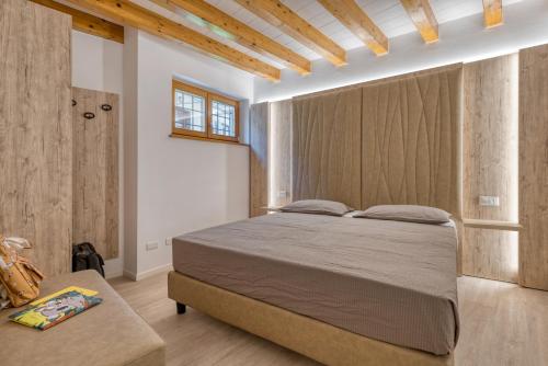 Un dormitorio con una cama grande y una ventana en Concilium, en Trento