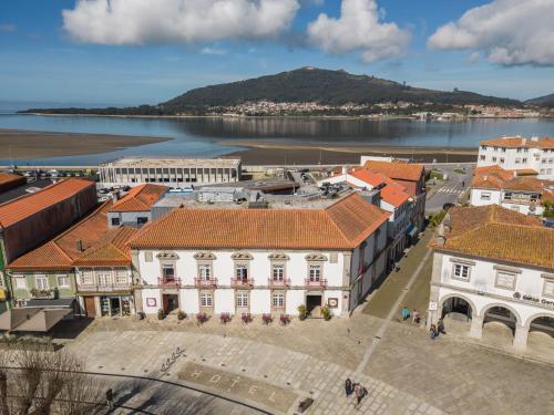 una vista aérea de una ciudad junto a un cuerpo de agua en Design & Wine Hotel, en Caminha