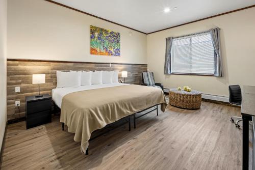 een slaapkamer met een groot bed en een raam bij Highbridge Hotel in Bronx