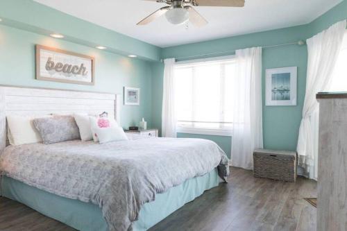- une chambre avec un lit et un ventilateur de plafond dans l'établissement Port O' Call B201 - Direct Oceanfront Views, à Isle of Palms