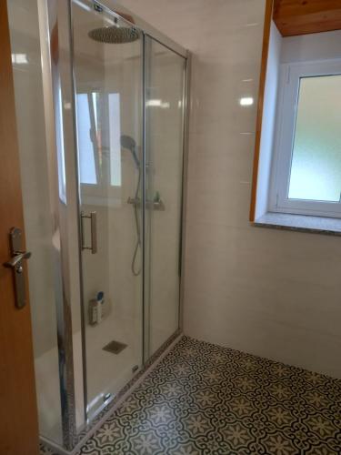 a bathroom with a shower with a glass door at Casa Mariñao 1 in Loiba