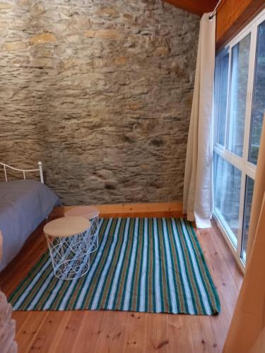 Zimmer mit einem Bett, einem Teppich und einem Fenster in der Unterkunft Casa Mariñao 1 in Loiba