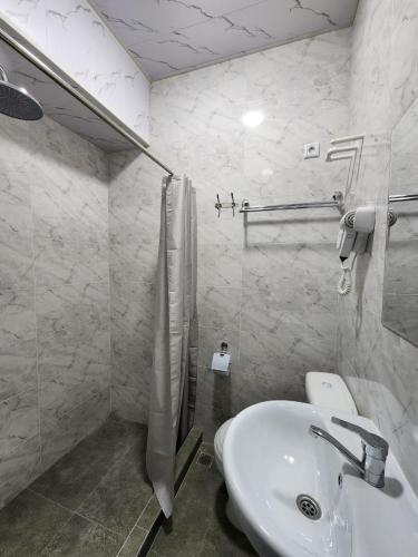 Ένα μπάνιο στο Paradise inn