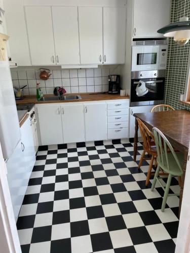 a kitchen with a black and white checkered floor at Mitt i Sveg, Färjegatan 6 in Sveg