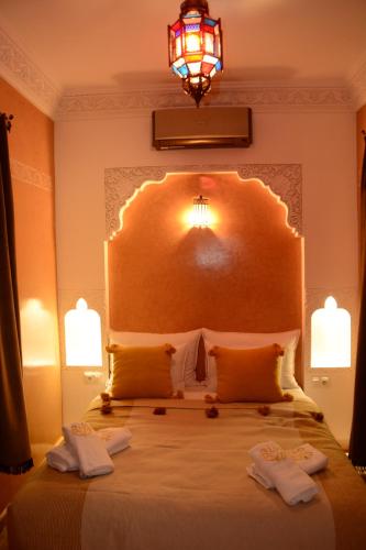 Voodi või voodid majutusasutuse Riad Bab Nour toas