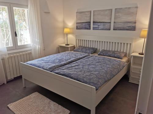 ベニッサにあるVilla Lo - chill out house - by Holiday Rentals Villamarのベッドルーム1室(大型ベッド1台、枕2つ付)