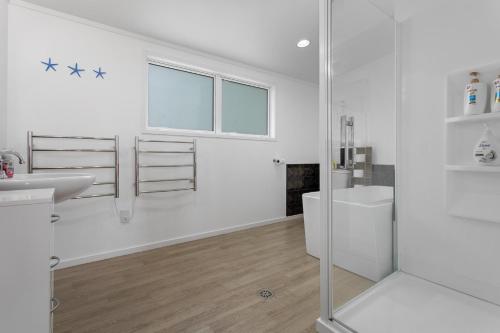 Φωτογραφία από το άλμπουμ του Elevated Beach Oasis - Ohope Beach Holiday Home σε Wainui
