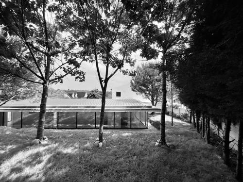 a black and white photo of a house with trees at Casa do Carvalhal - Quinta do Soldado in Alquerubim