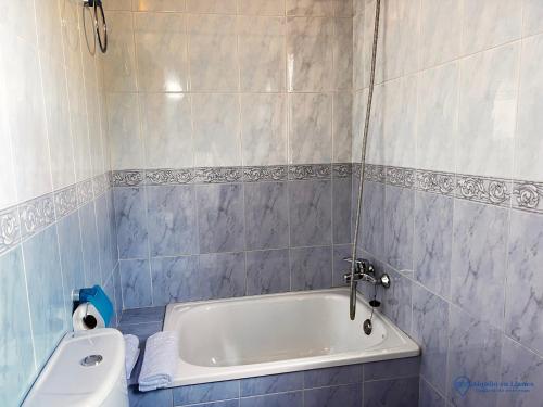 ein Bad mit einer Badewanne und einem WC in der Unterkunft Las Encinas adosado en Pechon in Pechón