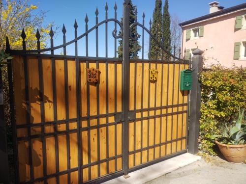 a black gate with a yellow door at Villa Bea in Verona