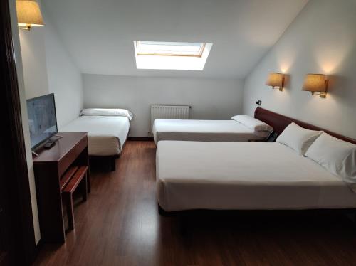 Hotel Compostela Vigoにあるベッド