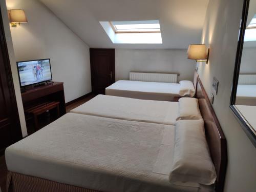 Hotel Compostela Vigoにあるベッド
