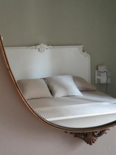 a bedroom with a bed with a chain around it at Ti vengo a cercare Bed & Breakfast in Castellaro