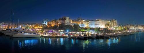 een groep boten aangemeerd in een haven 's nachts bij Marina Zeas Seaside Studio-MarinaQ in Piraeus