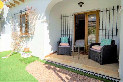 Foto Beautiful 2 Bedroom Bungalow with Communal Pools 5
