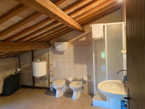 a bathroom with two toilets and a sink at camere in Villa Luzi in Treia