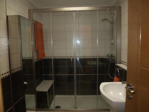 a bathroom with a shower and a sink at Apartamento a pie de playa - Mojacar in Mojácar