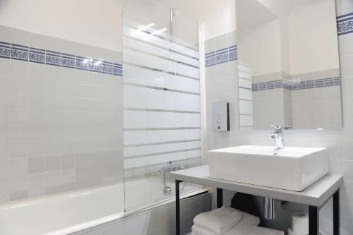 Un baño de Logis Hôtel du Chêne