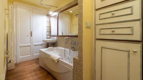 米蘭的住宿－Italianway - Belfiore 9，一间带大浴缸和水槽的浴室
