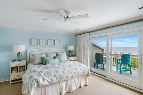 um quarto com uma cama e vista para o oceano em Beach Club Villa 30 - Coastal Oceanfront! Pool! Walkout! em Isle of Palms