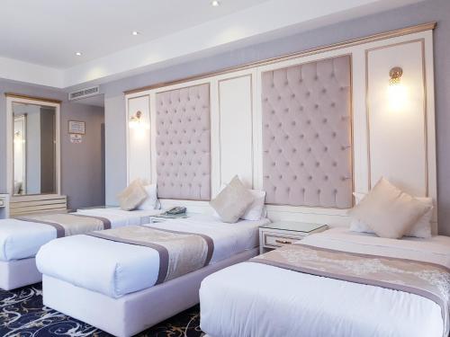 Ένα ή περισσότερα κρεβάτια σε δωμάτιο στο Gold Tbilisi Hotel