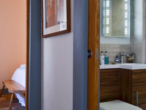 La salle de bains est pourvue d'un lavabo et d'un miroir. dans l'établissement An Airigh, à Dunan