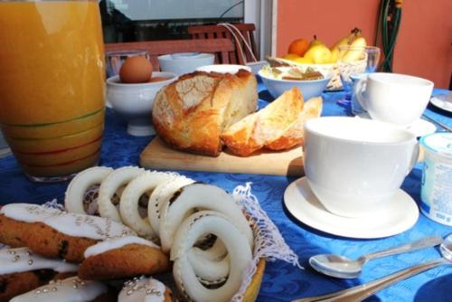 a table topped with bread and a plate of pastries at B&B Viadelmare in Alghero