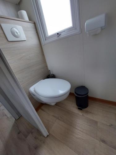 a small bathroom with a toilet and a window at Chalet Conference 6 pers. in Hengstdijk