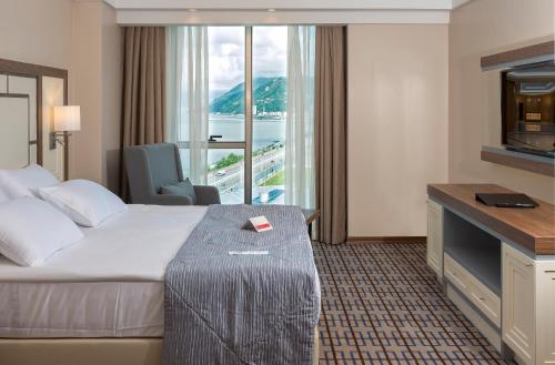 Postel nebo postele na pokoji v ubytování Ramada Plaza by Wyndham Rize