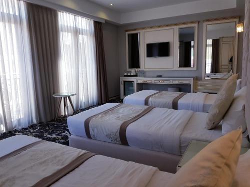 Ένα ή περισσότερα κρεβάτια σε δωμάτιο στο Gold Tbilisi Hotel
