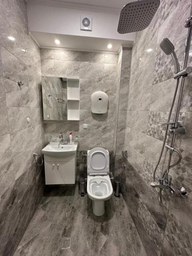 Utopia Apartment 3, by LMG في خيساريا: حمام مع مرحاض ومغسلة