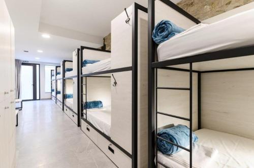 Pokój z szeregiem łóżek piętrowych w obiekcie LOGUNE ROOMS w mieście Vitoria-Gasteiz