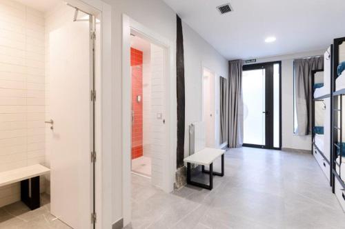baño con ducha a ras de suelo y banco en LOGUNE ROOMS, en Vitoria-Gasteiz