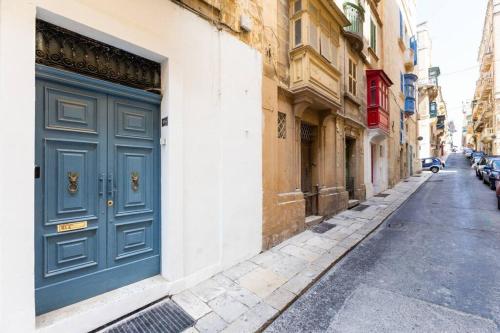 una puerta azul en el lateral de un edificio en Valletta Archbishop 2, en La Valeta