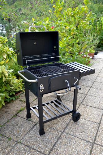 a bbq grill on a cart on a sidewalk at Anna Apartment in Budaörs