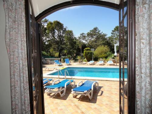 una ventana con vistas a la piscina en Casa Piscina Aquecida para 10 adultos Zona Sintra, junto praia, en Colares